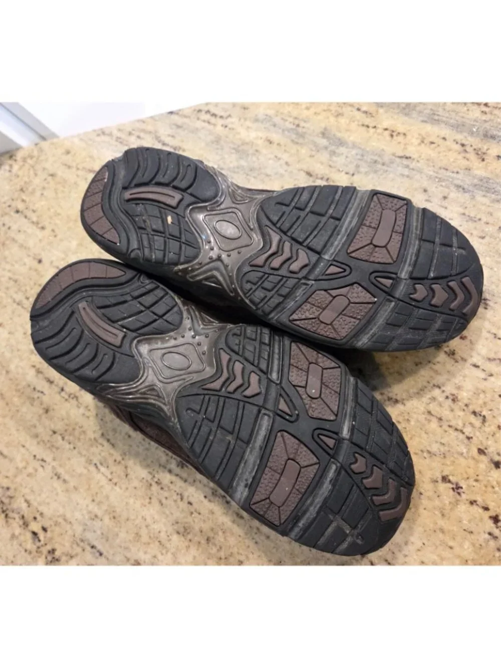 Vionic Walker Shoes Womens Size 8.5  Brown Suede Sneakers